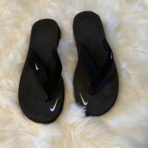 Women’s black Nike flip flops